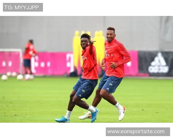 阿方索戴维斯与伊藤洋辉亮相拜仁今日训练场景